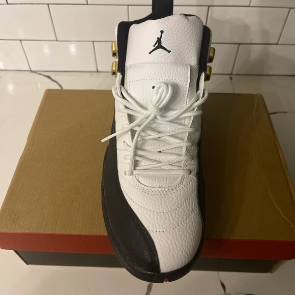 Men’s Jordan Retro 12 Taxi Size 10. - Picture 3 of 8
